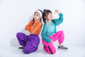 ヒップホップダンスのポーズをとる二人の女児