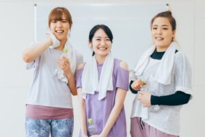 笑顔でトレーニングを楽しむ3人の女性