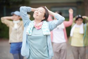 運動をする5～60代の女性たち